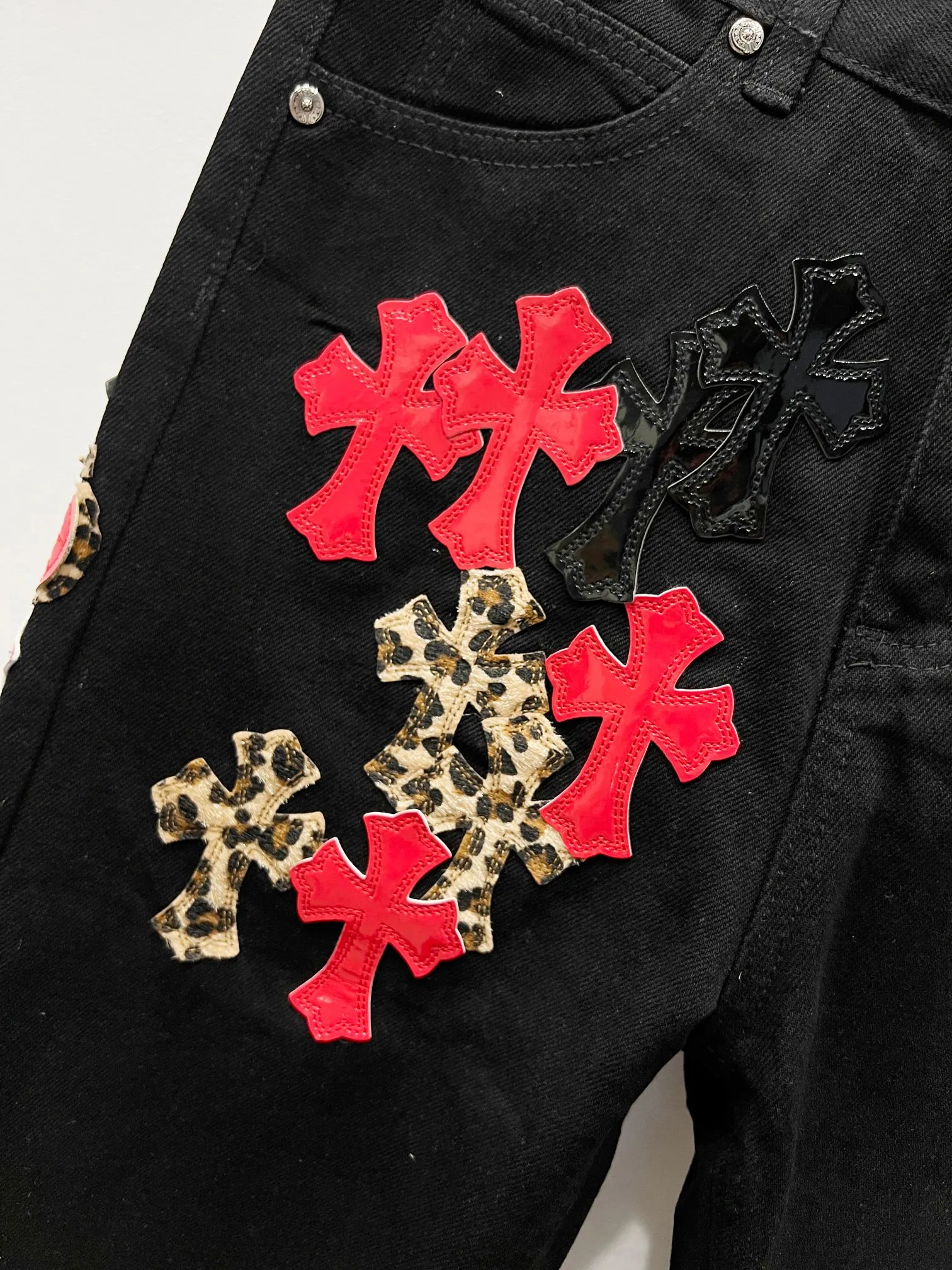 P240 Style Number: (W001) ChromeHearts & ChromeHearts Patent Leather Spliced ​​Red Cross Spliced ​​Leather Straight Jeans Ceiling-Level Jeans Hard to Find at the Counter‼ ️About Zangyin✅This is an extremely luxurious fashion brand that can also be called the aristocracy of the high street. It has always been an exclusive brand for some hipsters or rich second generations. The color of this model is already very eye-catching by using a unique washed material. It is decorated with pink patch cross flowers, which cleverly highlights the charm of the brand. Secondly, this model adopts a classic high-waist cut design, which highlights the long legs and fashionable temperament of the upper body. The brand is highly recognizable and the slim-fitting configuration is more suitable for daily wear. The personality will be fashionable and the specifications can be seen at a glance. Materials and technology ✅ Needless to say, this point goes without saying. As an excellent craftsman brand, Zangyin's requirements for details and craftsmanship are really perfect. The washed color of this model has gone through a lot of processes, not to mention the embellishment of the denim appliqués. It is also purely handmade and sewn. Just like what they believe in, only handmade things have soul and have the meaning of wearing. A top-notch heavy-duty fashionable denim item, recommended by both hands‼ ️ Size: 28, 30, 32, 34, 36 (S-XXL) Color: black